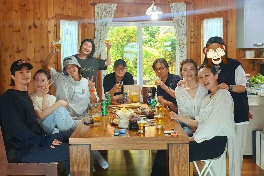 Lee Joon Gi, Moon Chae Won e mais elenco e equipe de “Flower Of Evil” se reúnem para o 3º aniversário do drama