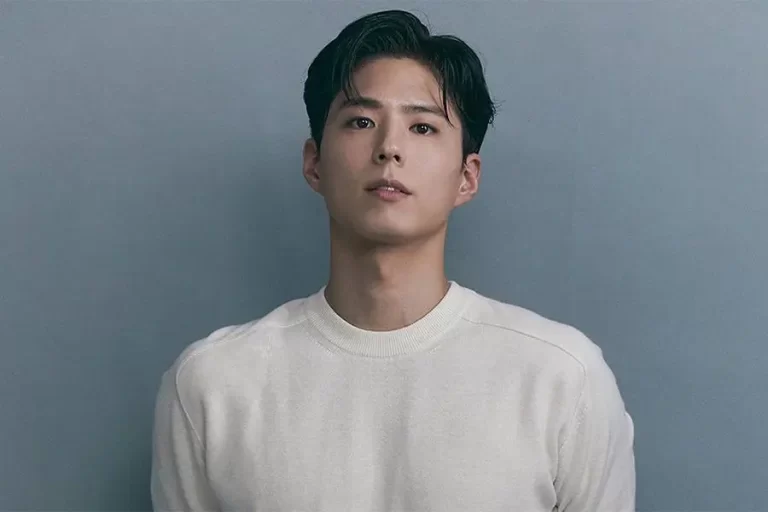 uma imagem do ator coreano park bo gum sobre a noticia que ele se feriu no set