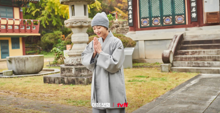 a atriz coreana Jo Bo Ah vestida de monge para o dorama Seguro Para Divorciados