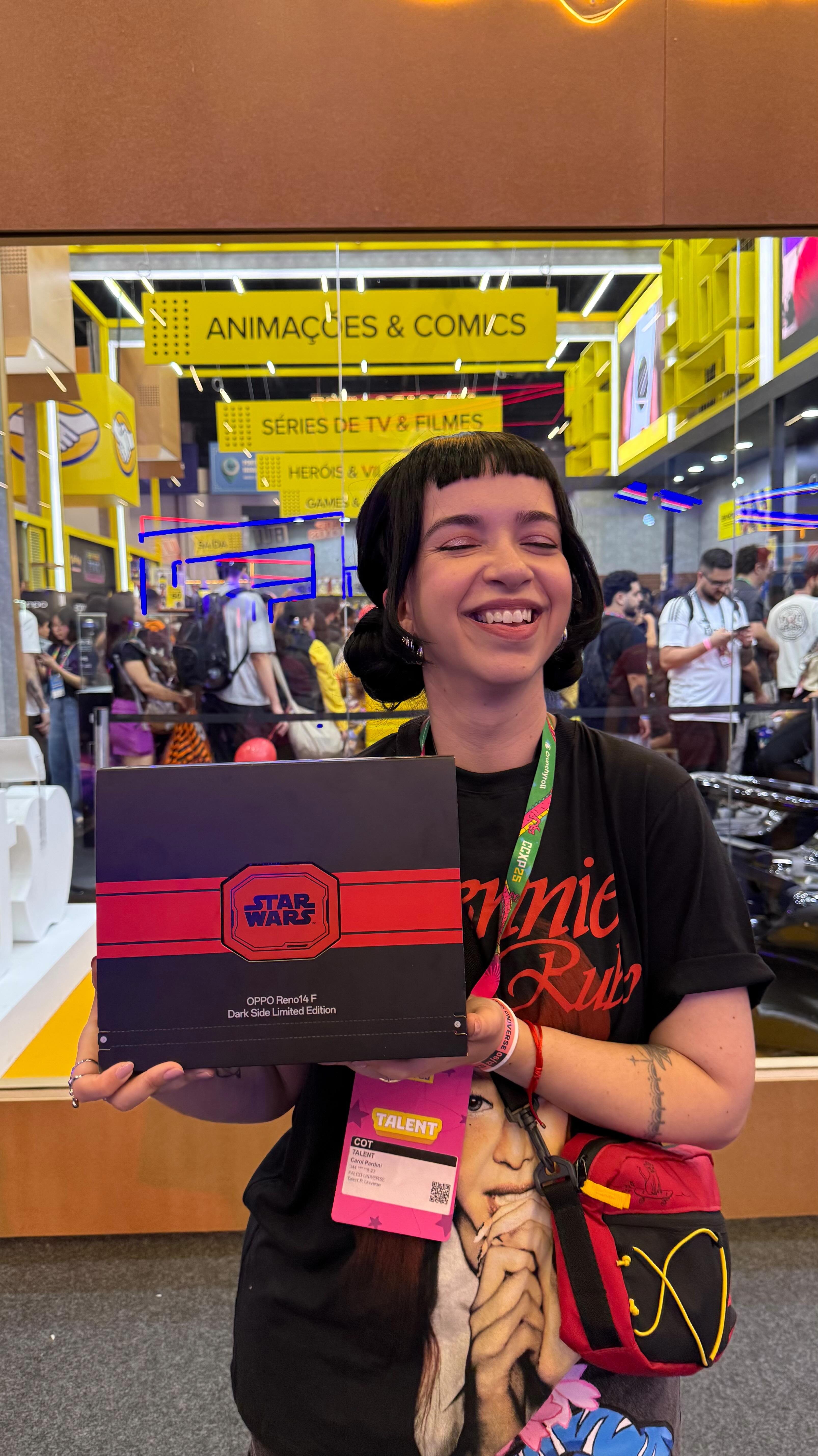 Fiz um vlog mostrando um pouco do meu dia na CCXP e de algumas das experiências que vivi a convite da OPPO (@oppobrasil) e uma delas foi conhecer de perto um dos lançamentos mais aguardados pelos fãs de tecnologia e de Star Wars: o OPPO Reno14 F Dark Side Limited Edition. 

Essa edição limitada e numerada vem cheia de detalhes que deixam qualquer pessoa imersa no Lado Sombrio. A caixa sozinha já entrega o clima:
– carregador SUPERVOOC vermelho
– suporte inspirado na Estrela da Morte
– chave ejetora do Darth Vader
– animações exclusivas
– além do acabamento preto fosco que parece saído diretamente do Império.

E sim, o sabre de luz que acende durante o carregamento é real e eu tô apaixonada. 

Ao longo do dia, participei de ativações dentro do stand (que fica no espaço do Mercado Livre), encontrei personagens icônicos e acompanhei o anúncio oficial no palco principal com o Jovem Nerd e o João Jedi. Tudo super imersivo e feito para quem ama o universo Star Wars. 

O dispositivo começa a ser vendido em breve e, por ser uma edição limitada, o recado está dado: quem garantir primeiro, leva sua “armadura” intergaláctica.

Fique de olho no @oppobrasil para acompanhar as novidades. 

#OPPODarkSideLimitedEdition
#OPPOReno14Series #OPPOStarWars #OPPOBrasil *publi
