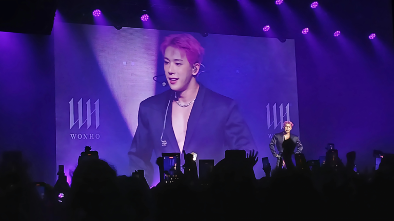 foto do Wonho no palco durante o seu show no Brasil