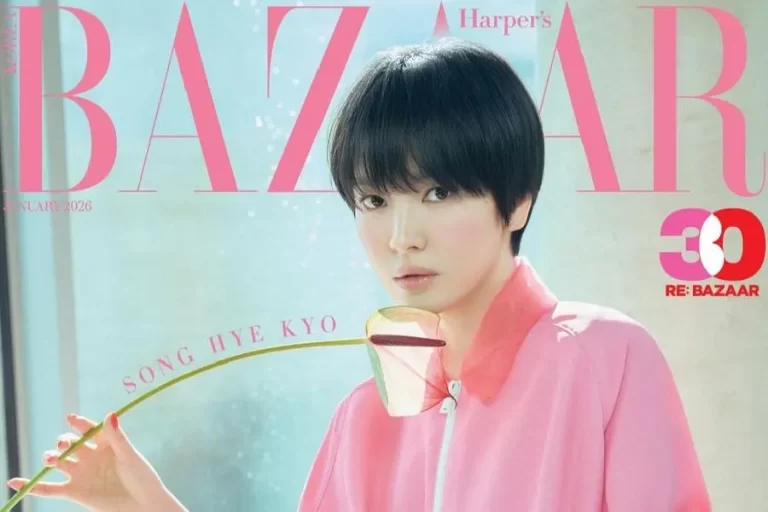 Capa da revista Harper’s BAZAAR Korea com a atriz sul-coreana Song Hye Kyo. Ela aparece em primeiro plano, com cabelo curto preto, usando uma blusa rosa clara e segurando uma flor delicada. O fundo é em tons suaves de azul, e o nome da revista está em destaque em rosa na parte superior da imagem.