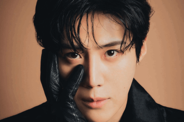 Foto do rosto do ator coreano Kim Seon Ho de varios doramas netflix