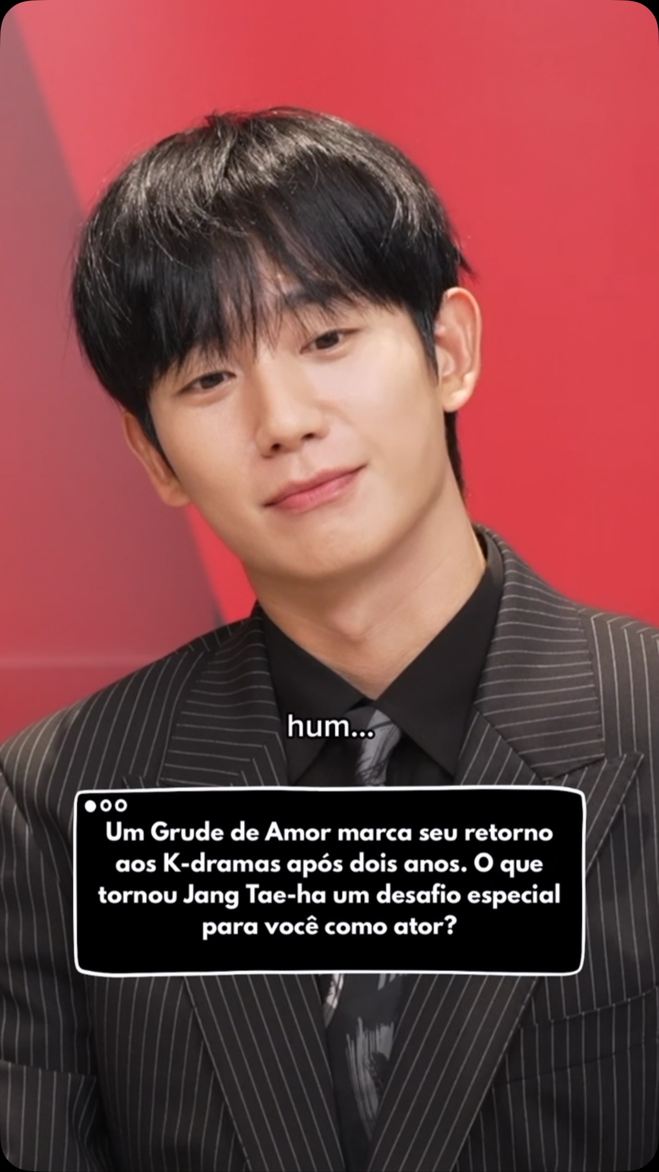 JUNG HAE-IN ESTÁ DE VOLTA AOS K-DRAMAS!

Em entrevista, Jung Hae-in falou sobre os desafios de viver Jang Tae-ha em Um Grude de Amor, seu primeiro K-drama em dois anos, e contou como foi encarar uma produção que mistura romance, comédia, suspense e ação.

O drama estreia hoje na @netflixbrasil 

A entrevista completa, feita por Carol Pardini e Caio Coletti, você confere em breve no Com Kimchi. 

#UmGrudeDeAmor #JungHaeIn #Kdrama #Netflix #ComKimchi