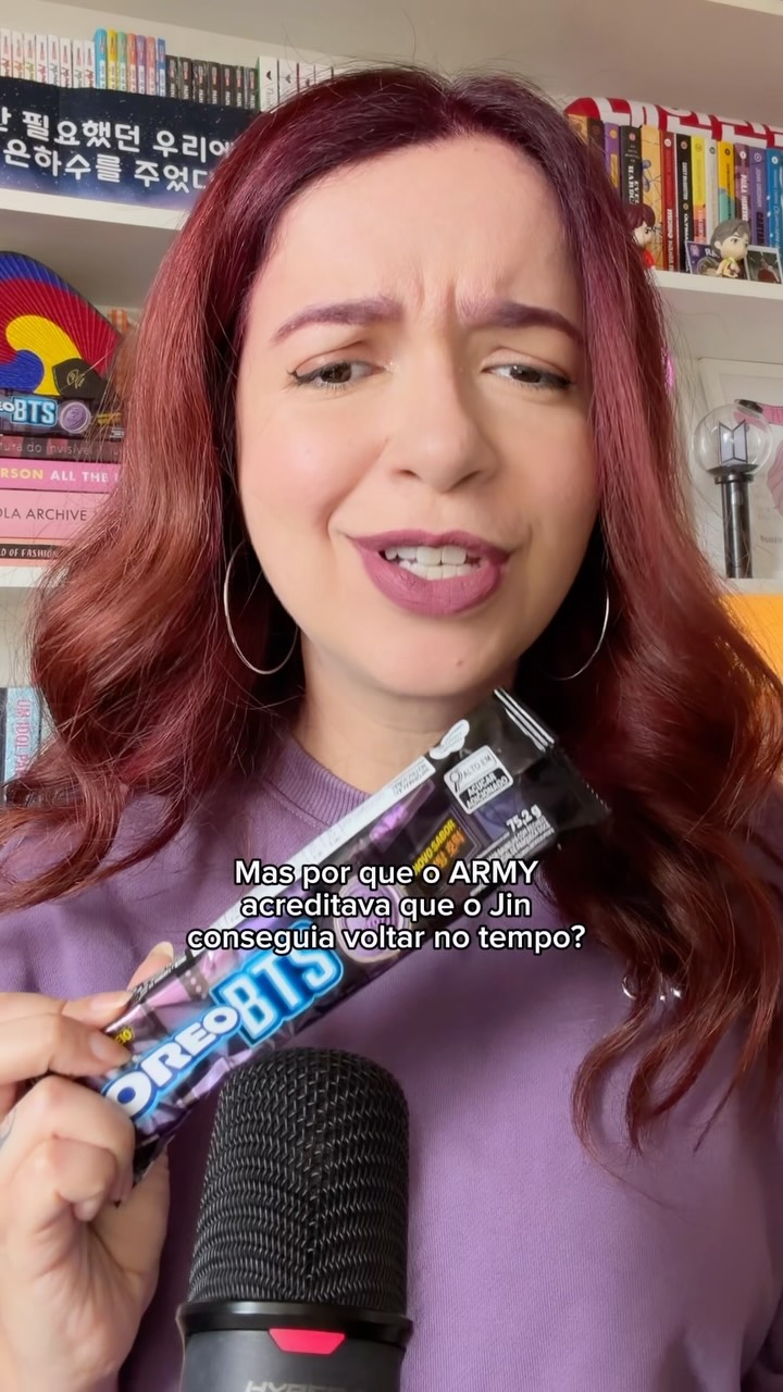 Publicidade Por que Jin conseguia voltar no tempo no Bangtan Universe? E o que essa teoria do BTS tem a ver com OREO BTS?

Durante anos, o ARMY tentou montar o quebra-cabeça do Bangtan Universe (BU) analisando pistas espalhadas pelos MVs do BTS. Uma das maiores teorias envolvia Jin e um loop temporal no qual ele tentava mudar o destino dos outros
integrantes.

Com The Notes e o webtoon SAVE ME, várias peças dessa história finalmente ficaram mais claras, mas quem acompanhou a era HYYH sabe o trabalho que era juntar cada pista.

E aparentemente esse treinamento ainda vai ser útil: OREO BTS chegou ao Brasil em uma edição limitada que celebra os 13 anos do BTS com 13 relevos diferentes para encontrar, entre nomes dos integrantes, símbolos do grupo e mensagens
para o ARMY.

E tem mais Coreia nessa história: o sabor é inspirado no hotteok, tradicional panqueca doce coreana recheada com
açúcar mascavo.

OREO BTS já está disponível nas lojas enquanto durarem os estoques. 💜

Agora começa uma nova missão: será que a gente consegue encontrar os 13? Me conta qual apareceu no seu pacote!
@oreobrasil 
_
#OreoBTS #BangtanUniverse #BTS #BTSARMY #Kpop