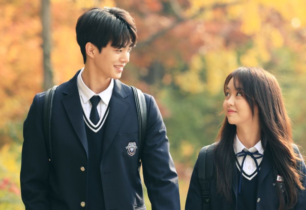 Song Kang e Kim So Hyun aparecem juntos usando uniformes escolares em cena do K-drama Love Alarm.