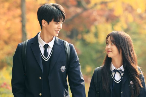 Song Kang e Kim So Hyun aparecem juntos usando uniformes escolares em cena do K-drama Love Alarm.