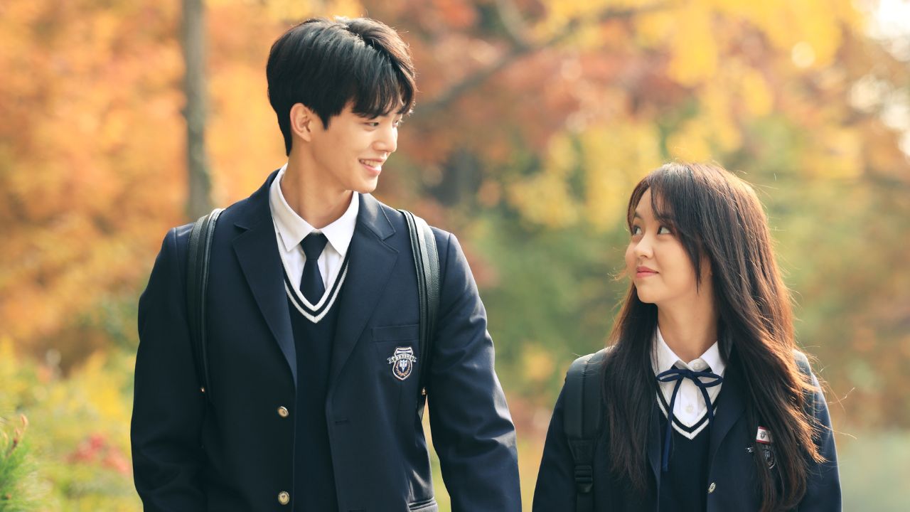 Song Kang e Kim So Hyun aparecem juntos usando uniformes escolares em cena do K-drama Love Alarm.