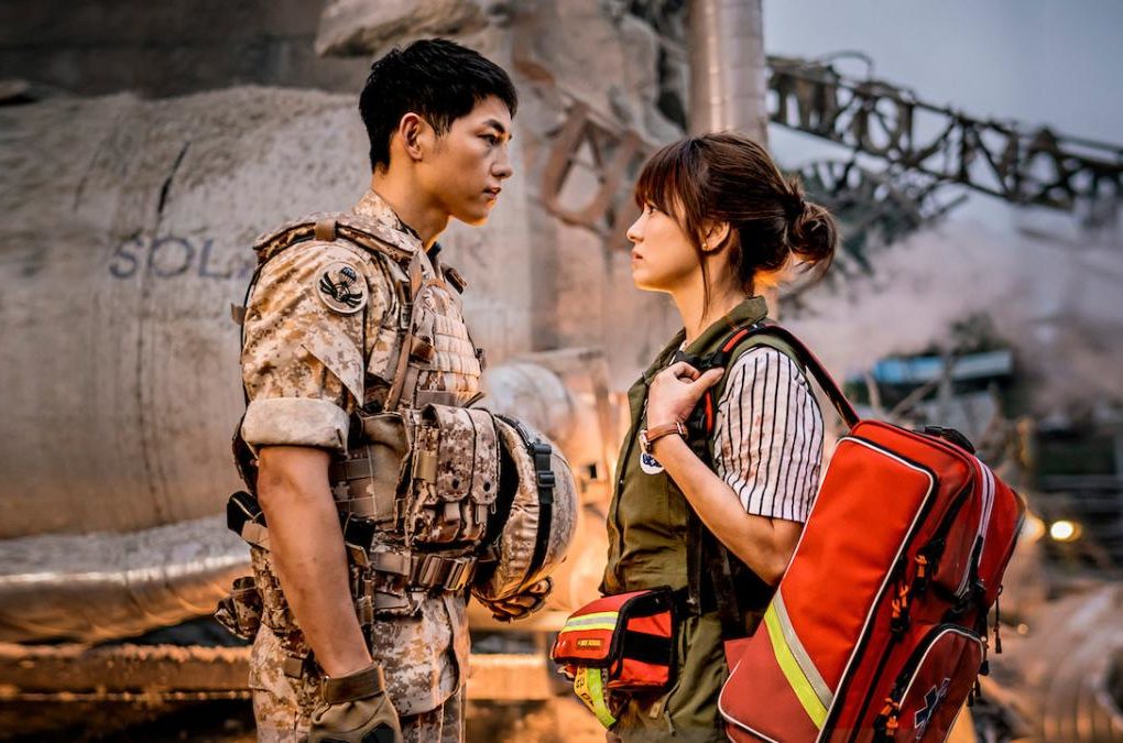 atores principais do k-drama descendentes do sol se olhando