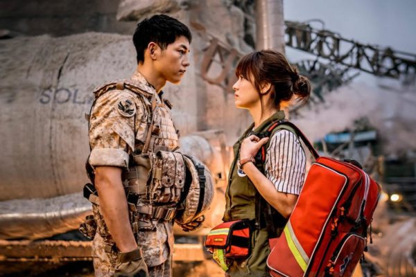 atores principais do k-drama descendentes do sol se olhando